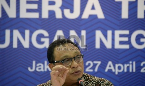 Direktur Utama Bank BTN Maryono bersama jajaran direksi memberikan keterangan tentang kinerja Triwulan I/2015 di Jakarta, Senin (27/4). (Republika/Prayogi)