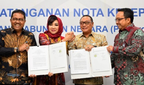 Direktur Utama Bank BTN Maryono i sela penandatanganan Memorandum of Understanding (MoU) antara Bank BTN dengan PP-INI terkait Penyediaan Jasa Layanan Perbankan dan Pembuatan Akta-Akta Dalam Rangka Kegiatan Perbankan di Jakarta, Selasa (23/10).  