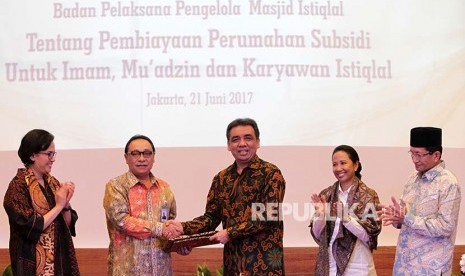 Direktur Utama Bank BTN Maryono (kedua kiri) dan Wakil Ketua Imam Besar Badan Pelaksana Pengelola Masjid Istiqlal Bahrul Hayat (tengah) melakukan penandatanganan kerjasama pembiayaan perumahan subsidi untuk Imam, Mu'adzin dan karyawan Istiqlal disaksikan Menteri Keuangan Sri Mulyani (kiri), Menteri BUMN Rini Soemarno (kedua kanan) dan Imam Besar Masjid Istiqlal KH Nasaruddin Umar (kanan) di Jakarta, Rabu (21/6). 