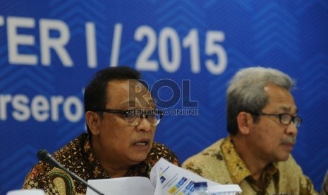 Direktur Utama Bank BTN Maryono (kiri) didampingi jajaran direksi saat memaparkan kinerja Bank Tabungan Negara (BTN) Tbk Semester I 2015 di Jakarta, Senin (27/7).