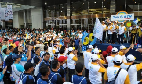 Direktur Utama Bank BTN, Maryono usai membuka acara funwalk bersama Deputi Bidang Jasa Perbankan, Konstruksi dan Konsultan Kementrian BUMN, Gatot Trihargo di Senayan, Jakarta, Ahad (10/2).