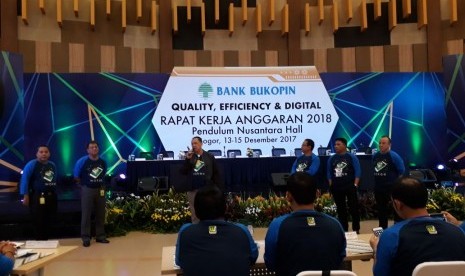 Direktur Utama Bank Bukopin Glen Glenardi (tengah) bersama jajaran direksi Bank Bukopin meluncurkan layanan perbankak digital Bukopin Wokee di sela-sela Rapat Kerja Anggaran 2018 Bank Bukopin di Ciawi, Bogor, Jawa Barat pada Jumat (15/12).