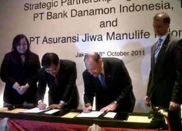 Direktur Utama Bank Danamon, Hendry Ho (kiri), dan CEO Manulife, Alan Merter, menandatangani kemitraan di Hotel JW Mariott Jakarta, Selasa (18/10).