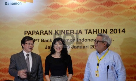 Direktur Utama Bank Danamon Henry Ho (kiri), Direktur Bank Danamon Vera Eve Lim dan Presiden Direktur Adira Insurance Indra Baruna mengumumkan kinerja keuangan PT. Bank Danamon Indonesia Tbk tahun 2014, Jakarta, Kamis (29/1).(Republika/ Yasin Habibi)