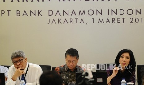 Direktur Utama Bank Danamon Sng Seow Wah (tengah), Wakil Direktur Utama Muliadi Rahardja, Direktur Vera Eve Lim (dari kiri) berbicara saat pemaparan kinerja keuangan 2016 di Jakarta, Rabu (1\3)