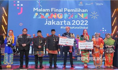 Direktur Utama Bank DKI, Fidri Arnaldy mendampingi Gubernur DKI Jakarta, Anies Rasyid Baswedan dan Wakil Gubernur DKI Jakarta, Ahmad Riza Patria serta para finalis Abang None Jakarta tahun 2022 dalam gelaran Malam Final Pemilihan Abang None Jakarta 2022 di Jakarta, Jumat (02/09).