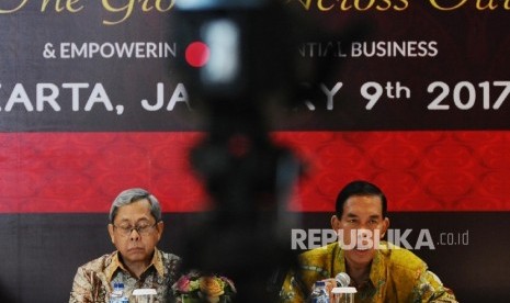 Direktur Utama Bank Jatim R Soeroso ( Kanan), Komisaris Utama Heru Santoso (kiri) berbincarag saat menyampaikan kinerja keuangan tahun 2016 di Jakarta, Senin (9\1).