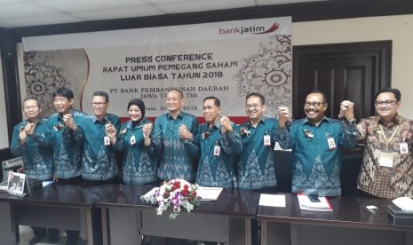 Direktur utama Bank Jatim, Soeroso (keempat kanan) bersama jajaran direksi Bank Jatim, seusai menggelar rapat umum pemegang saham luar biasa (RUPSLB) 2018 di Ruang Bromo Kantor Pusat Bank Jatim, Surabaya, Selasa (26/6).