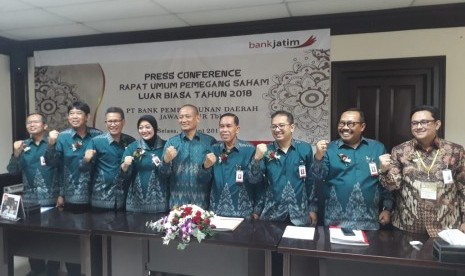 Direktur utama Bank Jatim, Soeroso (keempat kanan) bersama jajaran direksi Bank Jatim, seusai menggelar rapat umum pemegang saham luar biasa (RUPSLB) 2018 di Ruang Bromo Kantor Pusat Bank Jatim, Surabaya, Selasa (26/6).