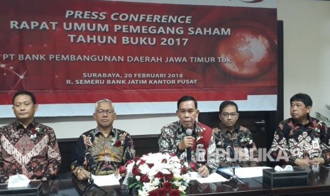 Direktur utama Bank Jatim Soeroso (ketiga kiri) menggelar konferensi pers seusai menggelar Rapat Umum Pemegang Saham (RUPS) Tahun Buku 2017, di Ruang Semeru Kantor Utama Bank Jatim, Surabaya, Selasa (20/2).