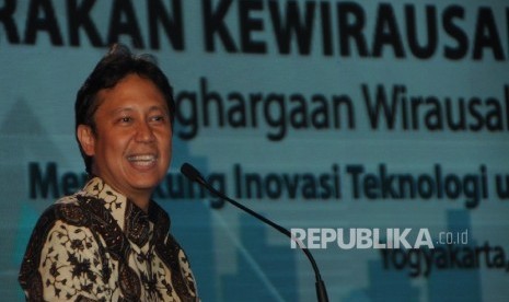 Direktur Utama Bank Mandiri Budi G Sadikin menyampaikan pengarahannya pada acara Gerakan Kewirausahaan Nasional 2016, Penghargaan Wirausaha Muda Mandiri (WMM) 2015 dengan tema “Mendukung Teknologi untuk Kemajuan Ekonomi Bangsa” di Yogyakarta. Selesa (8/3).