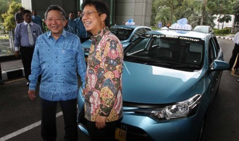 Direktur Utama Bank Mandiri Budi Gunadi Sadikin (kanan) bersama Presiden Direktur Blue Bird Purnomo Prawiro (kiri), mencoba EDC Bank Mandiri di taksi Blue Bird di Jakarta, Senin (5/5). 