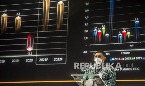 Direktur Utama Bank Mandiri Darmawan Junaidi memberikan paparannya pada Mandiri Investment Forum 2022 di Jakarta, Rabu (9/2/2022). Acara bertema Recapturing the Growth Momentum tersebut merupakan bentuk dukungan kepada pemerintah yang tengah fokus mendorong investasi baik dari dalam ataupun luar negeri ke sektor berkelanjutan dan digital, guna memenuhi kebutuhan pembiayaan pembangunan serta menangkap momentum pertumbuhan ekonomi.