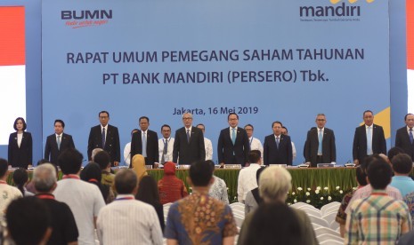 Direktur Utama Bank Mandiri Kartika Wirjoatmodjo (kelima kanan) bersama Komisaris Utama Hartadi A Sarwono (kelima kiri) dan jajaran direksi bersiap memulai Rapat Umum Pemegang Saham Tahunan (RUPST) Bank Mandiri di Jakarta, Kamis (16/5/2019).