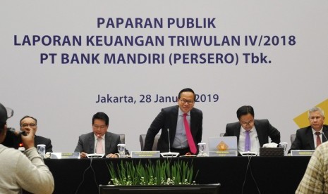 Direktur Utama Bank Mandiri Kartika Wirjoatmojo (tengah) bersiap saat akan berikan Laporan Keuangan Triwulan IV/2018 PT Bank Mandiri Tbk di Jakarta, Senin (28/1).B ank Mandiri berhasil meraup laba bersih sebesar Rp 25 Triliun sepanjang tahun 2018, tumbuh 21,2 persen dibanding tahun sebelumnya. Kenaikan laba bersih tersebut didorong oleh pertumbuhan pendapatan bunga bersih (NII) sebesar 5,28 persen menjadi Rp 57,3 triliun.