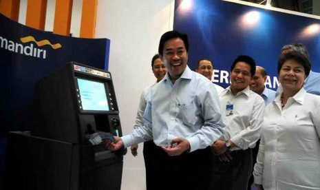 Direktur Utama Bank Mandiri Zulkifli Zaini saat meresmikan anjungan tunai mandiri (ATM) Bank Mandiri ke 10 ribu di Pasar Tanah Abang Blok B, Jakarta