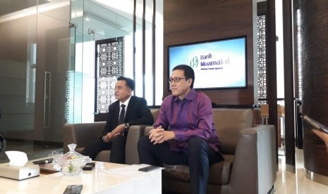 Direktur Utama Bank Muamalat Indonesia, Achmad Kusna Permana dan Pengacara Perusahaan Bank Muamalat Yusril Ihza Mahendra dalam konferensi pers di Muamalat Tower, Jakarta, Rabu (5/2).