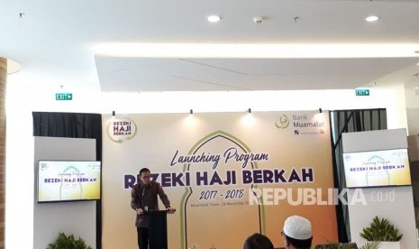 Direktur Utama Bank Muamalat Indonesia, Achmad Kusna Permana, memberi sambutan Program Rezeki Haji Berkah Bank Muamalat di Muamalat Tower, Jakarta, Selasa (28/11).