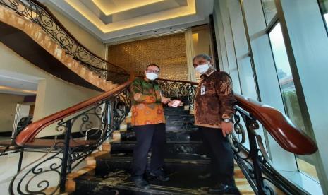 Direktur Utama Bank Riau Kepri, Andi Buchari bersama Direktur Dana dan Jasa Bank Riau Kepri, M. A. Suharto berbincang setelah pertemuan dengan Badan Wakaf Indonesia di Jakarta, Kamis (22/4).