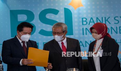 Direktur Utama Bank Syariah Indonesia (BSI) Hery Gunadi (kiri) berbincang dengan Komisaris Independen Eko Suwardi (tengah) dan Direktur Compliance and Human Capital Tribuana Tunggadewi (kanan) dalam Rapat Umum Pemegang Saham Luar Biasa (RUPSLB) di Jakarta, Selasa (24/8/2021). RUPSLB tersebut memutuskan mengangkat Adiwarman Azwar Karim sebagai Komisaris Utama merangkap Komisaris Independen BSI dan Muhammad Zainul Majdi sebagai Wakil Komisaris Utama merangkap Komisaris Independen BSI. 