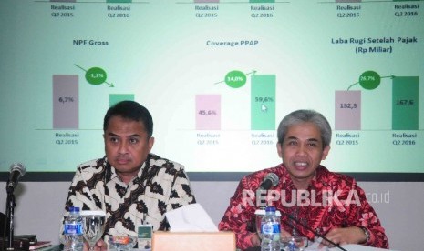 Direktur Utama Bank Syariah Mandiri (BSM) Agus Sudiarto (kanan) bersama Diektur FInance and Strategic BSM Agus Dwi Handayana (kiri) menyampaikan paparan kinerja keuangan BSM di Wisma Mandiri, Jakarta, Senin (15/8). 