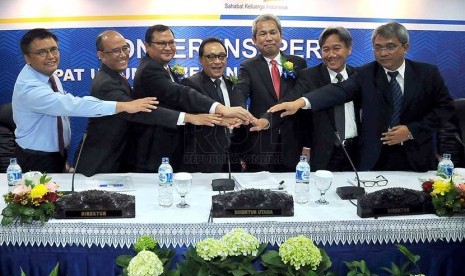 Direktur utama Bank Tabungan Negara (BTN) Maryono (tengah) bersama jajaran direksi sebelum memberikan keterangan mengenai rapat umum pemegang saham tahunan (RUPST) di Jakarta, Selesa (25/2).