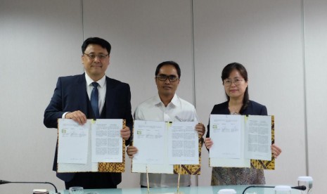  Direktur Utama Bio Farma, Honesti Basyir (tengah) bersama Chief Executive Officer ForeverNK Jung Hoon Oh (kiri), dan Vice Chariman Aribio, Soo-Hyun Sung (kanan), pada saat penandatanganan MoU tanggal 16 Desember 2019 di Jakarta. Penandatanganan Mou ini bertujuan untuk Langkah awal untuk dimulainya produk – produk Bio Farma yang bersifat immunoterapi, khususnya untuk penyakit kanker.