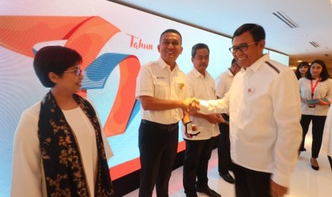 Direktur Utama BNI Achmad Baiquni (Kanan) memberikan apresiasi kepada Direktur Operasional Ritel Jamkrindo Anton Siregar yang juga pernah berkarier di BNI pada Acara Perayaan HUT ke-72 BNI di Jakarta, Kamis (5/7).