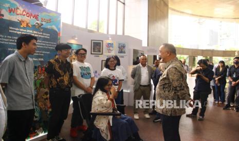 Direktur Utama BNI Royke Tumilaar beserta Jajaran Direksi dan SEVP dalam kegiatan yang bertajuk Sky is The Limit Exhibition yang digelar Kamis (19/12/2024).