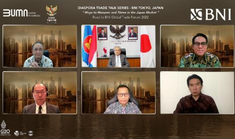 Direktur Utama BNI Royke Tumilaar, Duta Besar Republik Indonesia untuk Jepang Heri Akhmadi, Direktur Treasury dan Internasional BNI, Henry Panjaitan, Executive Vice President of Japan External Trade Organization (JETRO) Shigetoshi Aoyama, Representative of Asosiasi Pengusaha Jepang-Indonesia Usman Naito, dan President Director Arumia Co, Ltd Osaka, Achmad Arifin (kiri ke kanan) dalam webinar Diaspora Trade Talk Series-BNI Tokyo, Jepang, Rabu (20/3/2022).