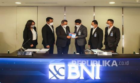 Direktur Utama BNI Royke Tumilaar (ketiga kiri) didampingi (dari kiri) Direktur Keuangan BNI Novita Widya Anggraini, Direktur Treasury dan International BNI Henry Panjaitan, Direktur IT dan Operasi BNI YB Hariantono, Direktur Manajemen Risiko BNI David Pirzada, dan Direktur Corporate Banking BNI Silvano Rumantir berbincang saat 