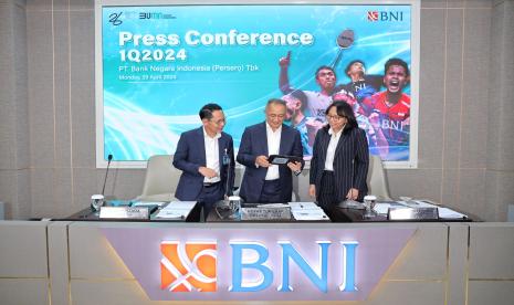 Direktur Utama BNI Royke Tumilaar (tengah), Direktur Finance BNI Novita Widya Anggraini (kanan), dan Direktur Risk Management BNI David Pirzada (kiri).