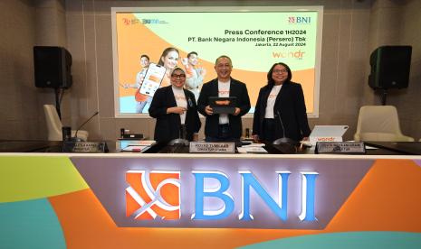 Direktur Utama BNI Royke Tumilaar (tengah), Direktur Finance BNI Novita Widya Anggraini (kanan), dan Direktur Retail Banking BNI Corina Leyla Karnalies (kiri) pada Paparan Kinerja Semester I-2024 di Jakarta, Kamis (22 Agustus 2024). Pada paruh pertama 2024, BNI mencatatkan laba bersih Rp10,7 triliun yang tumbuh sebesar 3,8% secara year on year.