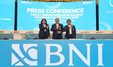 Direktur Utama BNI Royke Tumilaar (tengah), Wakil Direktur Utama BNI Putrama Wahju Setyawan (kanan), dan Direktur Finance BNI Novita Widya Anggraini (kiri) dalam Press Conference Rapat Umum Pemegang Saham (RUPS) Tahunan Tahun Buku 2023, Senin (4/3/2024).