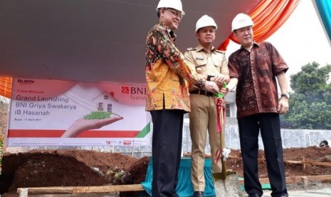  Direktur Utama BNI Syariah Abdullah Firman Wibowo bersama Walikota Bogor Bima Arya Sugiarto didampingi developer secara simbolis meresmikan program BNI Griya Swarakarya iB Hasanah,  di Bogor,  Selasa,  (11/4).