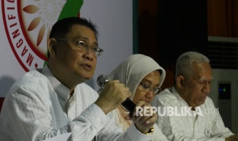 Direktur Utama BNI Syariah Abdullah Firman Wibowo, Direktur BNI Syariah Dhias Widhiyati dan Direktur BNI Syariah Junaidi Hisom (kiri-kanan).