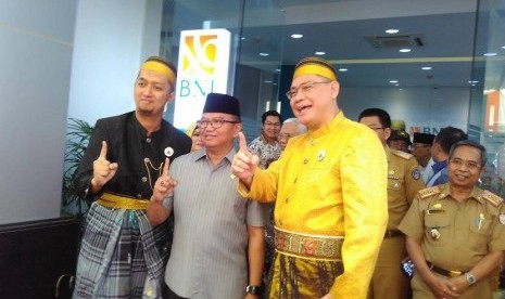 Direktur Utama BNI Syariah, Abdullah Firman Wibowo (kanan) saat meresmikan kantor cabang baru di Makassar, Selasa (23/5). 