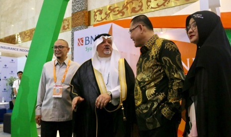 Direktur Utama BNI Syariah, Abdullah Firman Wibowo (kedua dari kanan) didampingi Corporate Secretary BNI Syariah, Rima Dwi Permatasari (paling kanan), saat mengunjungi booth BNI Syariah bersama Duta Besar Saudi Arabia, Esam Abid Althagafi (ketiga dari kanan) disela pembukaan BNI Syariah Islamic Tourism Expo di JCC Senayan, Jakarta pada Jumat (30/8).