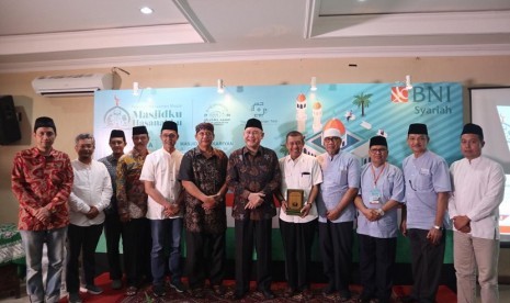 Direktur Utama BNI Syariah, Abdullah Firman Wibowo (ketujuh dari kiri) dan SEVP Bisnis Ritel dan Jaringan BNI Syariah, Iwan Abdi (kelima dari kiri) berfoto bersama dengan Walikota Yogyakarta, Haryadi Suyuti (kelima dari kanan) dan Ketua Dewan Masjid Jogokariyan, Ustadz Jazir (ketujuh dari kanan) saat Pembukaan “Goes to Jogokariyan” di Masjid Jogokariyan, Yogyakarta (2/3). 