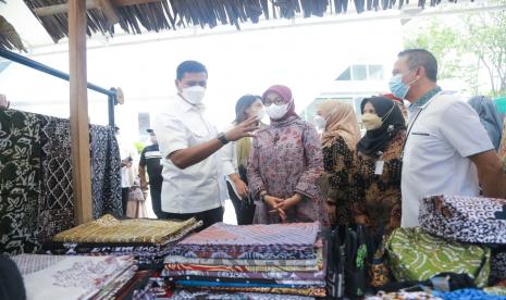 Direktur Utama BP Jamsostek Anggoro Eko Cahyo bersama Bupati Banyuwangi Ipuk Fiestiandani di kantor BPJS Ketenagakerjaan Kabupaten Banyuwangi, Jumat (26/8/2022). 