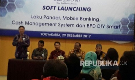 Direktur Utama BPD DIY Bambang Setiawan melakukan soft launching empat produk dan layanan berbasis digital  di Ruang Istimewa Bank BPD DIY, Jum’at (29/12). 