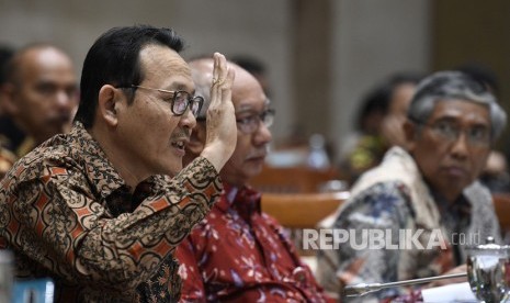 Direktur Utama BPJS Kesehatan Fachmi Idris (kiri) dan Ketua Dewan Jaminan Sosial Nasional (DJSN) Tubagus Achmad Choesni (tengah) mengikuti rapat kerja gabungan Komisi IX dan Komisi XI di Jakarta, Senin (2/9/2019).