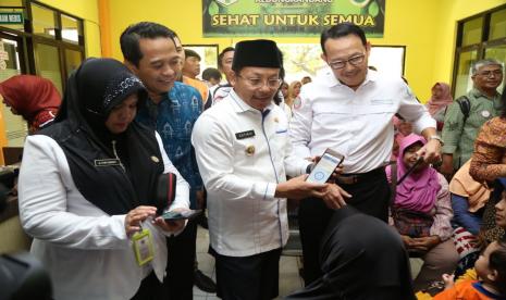 Direktur Utama BPJS Kesehatan Fachmi Idris, saat menengok penerapan sistem antrean online se-Kota Malang, di Puskesmas Kedung Kandang, Rabu (11/03) dan didampingi oleh Walikota Malang Sutiaji serta Ketua Umum PB Ikatan Dokter Indonesia (IDI) Daeng M Faqih.(BPJS Kesehatan)