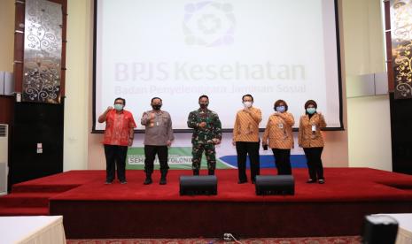 Direktur Utama BPJS Kesehatan Fachmi Idris saat menerima audiensi Kepala Staf Angkatan Darat (Kasad) TNI Andika Perkasa dan Wakil Kepala Kepolisian RI Gatot Eddy Pramono selaku Tim Pelaksana Komite Penanganan Covid-19 Dan Pemulihan Ekonomi Nasional (PCPEN), di Kantor Pusat BPJS Kesehatan, Selasa (29/9).