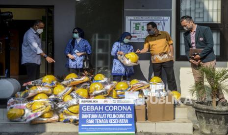 Direktur Utama BPJS Kesehatan Fahmi Idris bersama Pemimpin Redaksi Republika Irfan Junaedi menyerahkan bantuan alat kesehatan di RSU Kabupaten Tangerang.