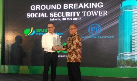 Direktur Utama BPJS Ketenagakerjaan Agus Susanto dan Menteri Tenaga Kerja, Hanif Dakiri melakukan groundbreaking gedung BPJS Tower, Selasa (30/5).