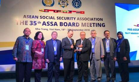 Direktur Utama BPJS Ketenagakerjaan, Agus Susanto menerima ASEAN Social Security Association (ASSA) Recognition Award Nha Trang, Vietnam (19/9). Penghargaan ini diberikan di hadapan delegasi 20 organisasi jaminan sosial se-ASEAN.