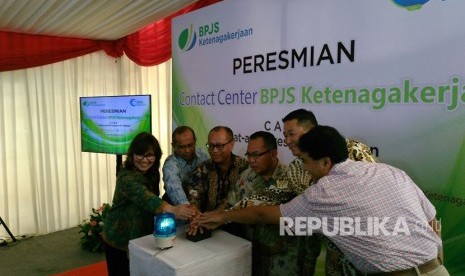 Direktur Utama BPJS Ketenagakerjaan Agus Susanto (tengah) dan Direktur Pelayanan BPJS Ketenagakerjaan M Krishna Syarif (kanan) meresmikan CARE Contact Center di Graha Infomedia, Jakarta, Rabu (18/10). 