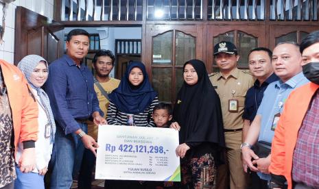 Direktur Utama BPJS Ketenagakerjaan Anggoro Eko Cahyo menyerahkan hak ahli waris berupa manfaat jaminan sosial ketenagakerjaan senilai total Rp 422 juta.