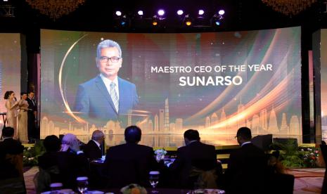 Maestro CEO of the Year for BRI President Director Sunarso from the 2023 CNBC Indonesia Awards.